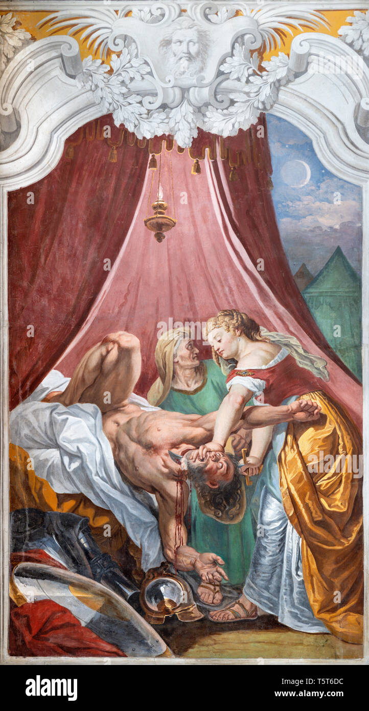 ACIREALE, Italia - 11 Aprile 2018: l'affresco di Judith decapitazione Oloferne nella Chiesa di San Camillo di Pietro Paolo Vasta (1745 - 1750). Foto Stock