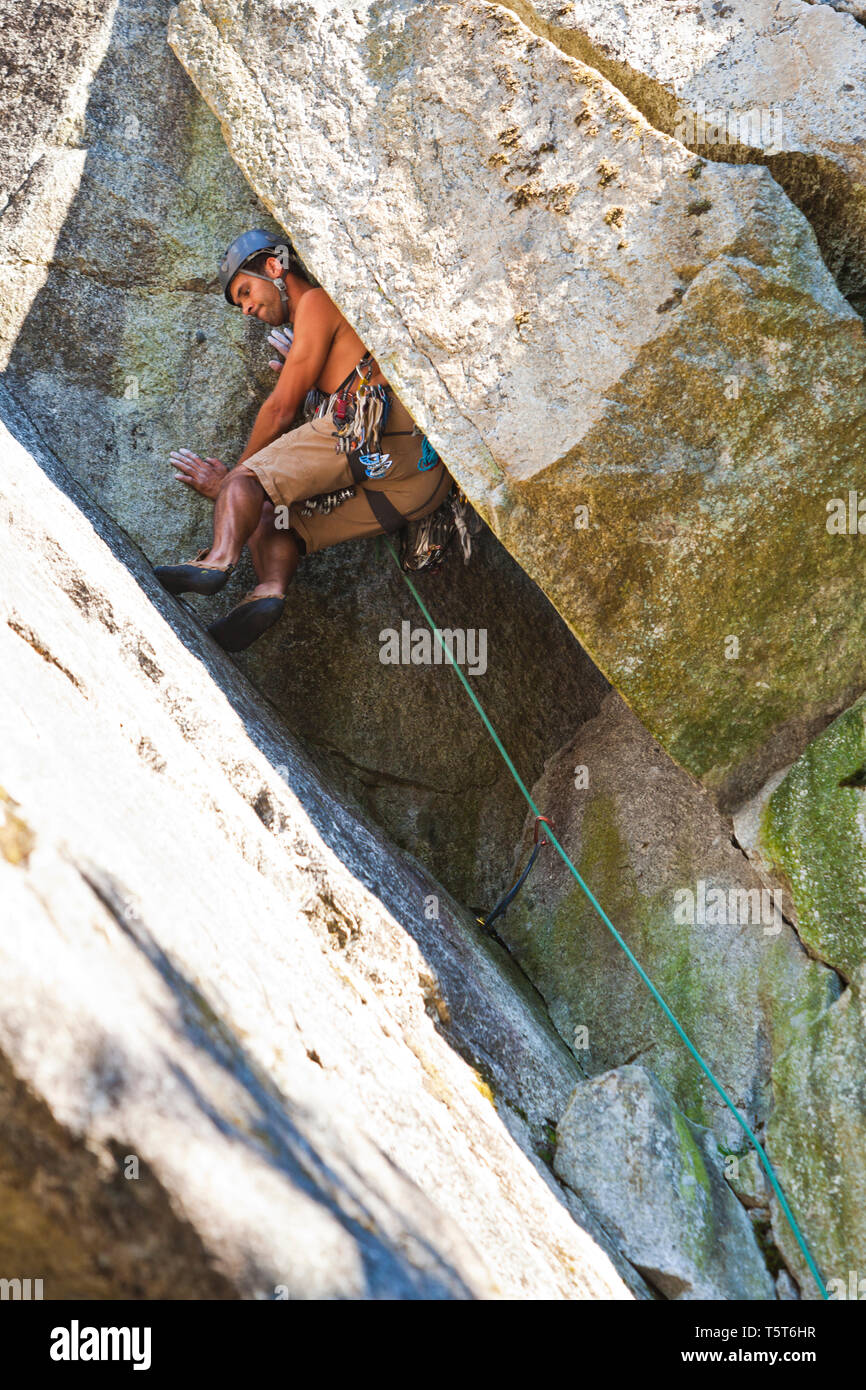 Scalatore rock climbing in un camino, Francia, La Panques Foto stock - Alamy
