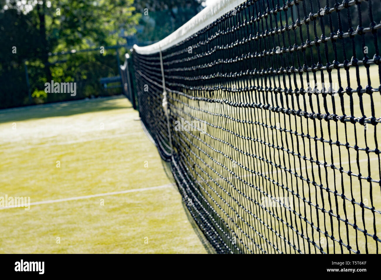 In prossimità di una rete di nero su un campo da tennis Foto Stock