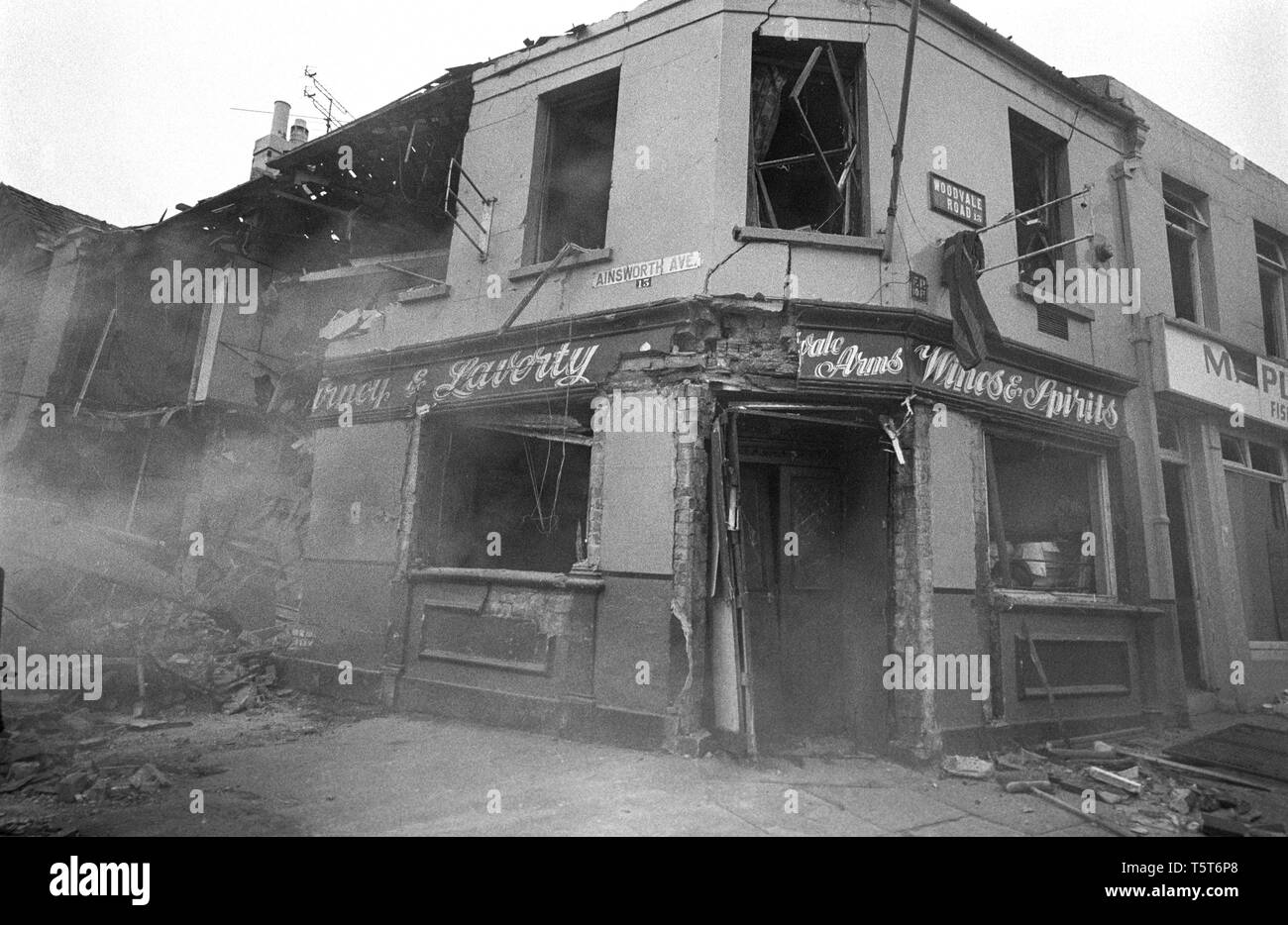 Bomba dell'IRA danni nel pub lealisti nell'Shankill zona di Belfast primi anni settanta, Irlanda del Nord durante i guai Foto Stock