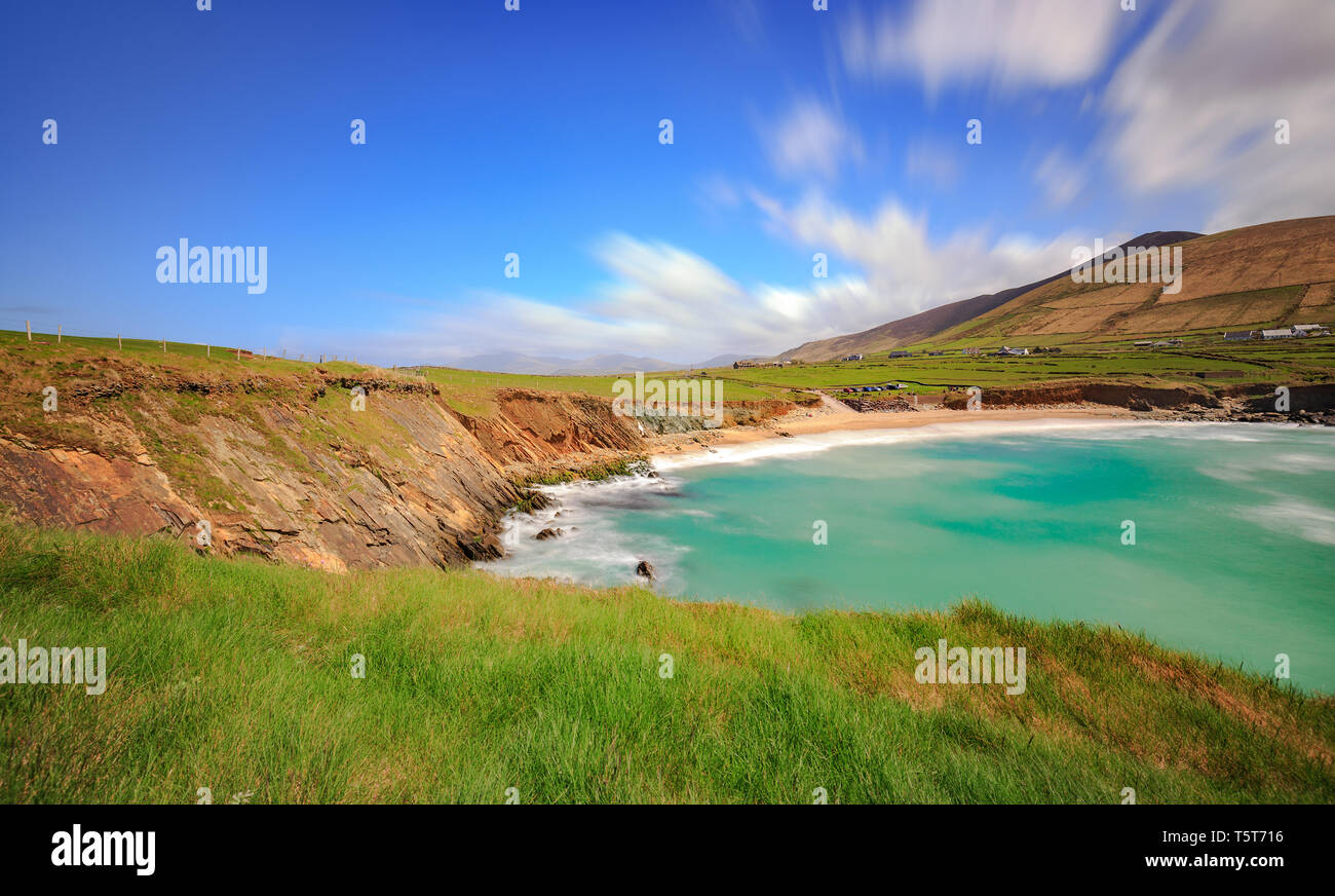 Un tempo di esposizione lungo una delle tante spiagge nascoste dell'Irlanda. Foto Stock