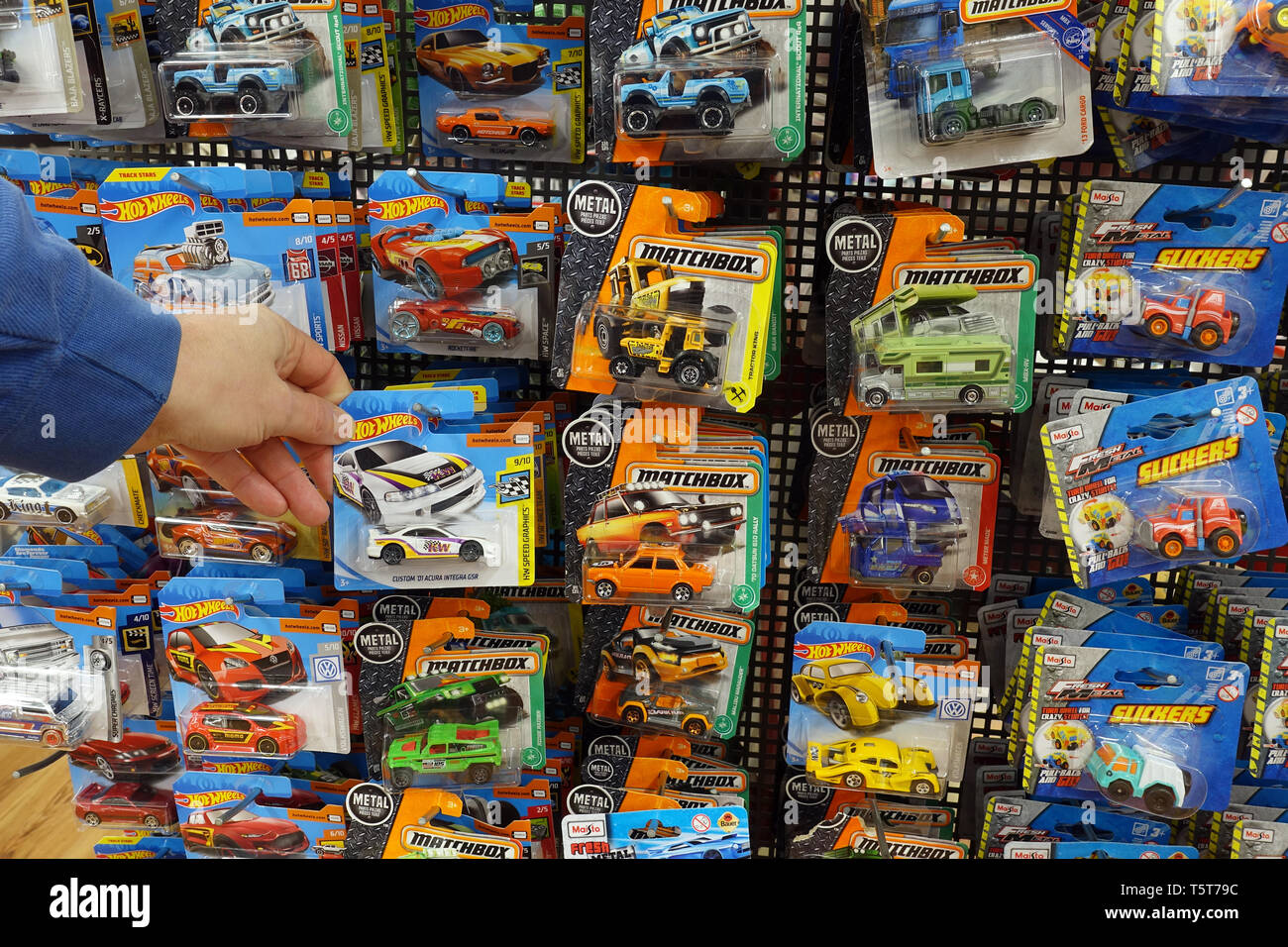 In pressofusione di automobili giocattolo in una confezione blister in un display del negozio Foto Stock