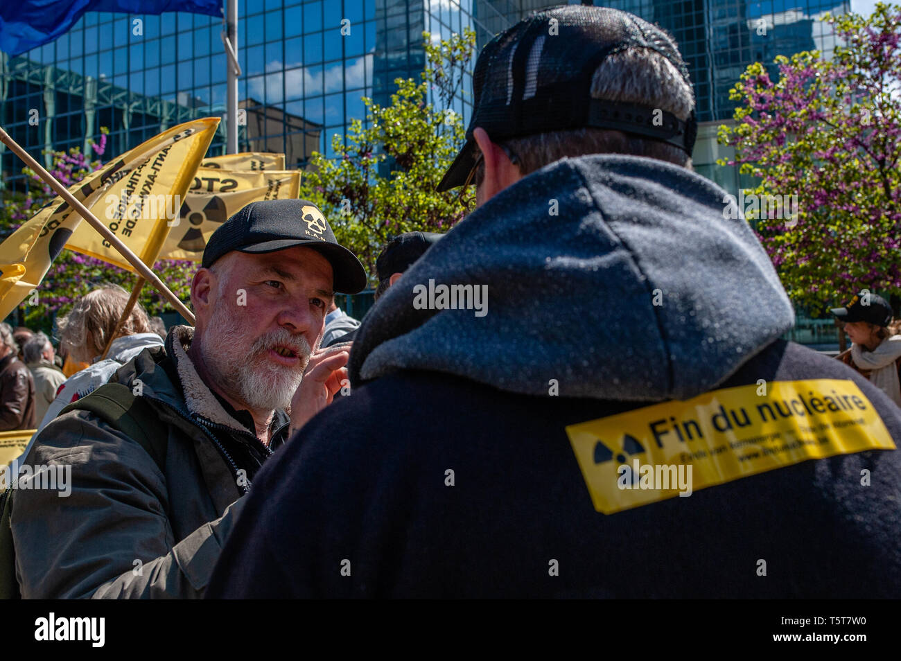 Attore belga e attivista, Bouli Lanners è visto durante la protesta. Il giorno che commemora il 33° anniversario del disastro nucleare di Chernobyl, una manifestazione di protesta è stata organizzata dalla "Fin du nucléaire" e Réveil Anti-Nucléaire" associazioni, nonché direttore Bouli Lanners. Essi desiderano che le cinque più pericolosi reattori belga per essere spento. Foto Stock