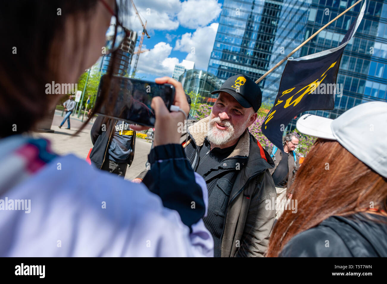 Attore belga e attivista Bouli Lanners è visto intervistata durante la dimostrazione. Il giorno che commemora il 33° anniversario del disastro nucleare di Chernobyl, una manifestazione di protesta è stata organizzata dalla "Fin du nucléaire" e Réveil Anti-Nucléaire" associazioni, nonché direttore Bouli Lanners. Essi desiderano che le cinque più pericolosi reattori belga per essere spento. Foto Stock