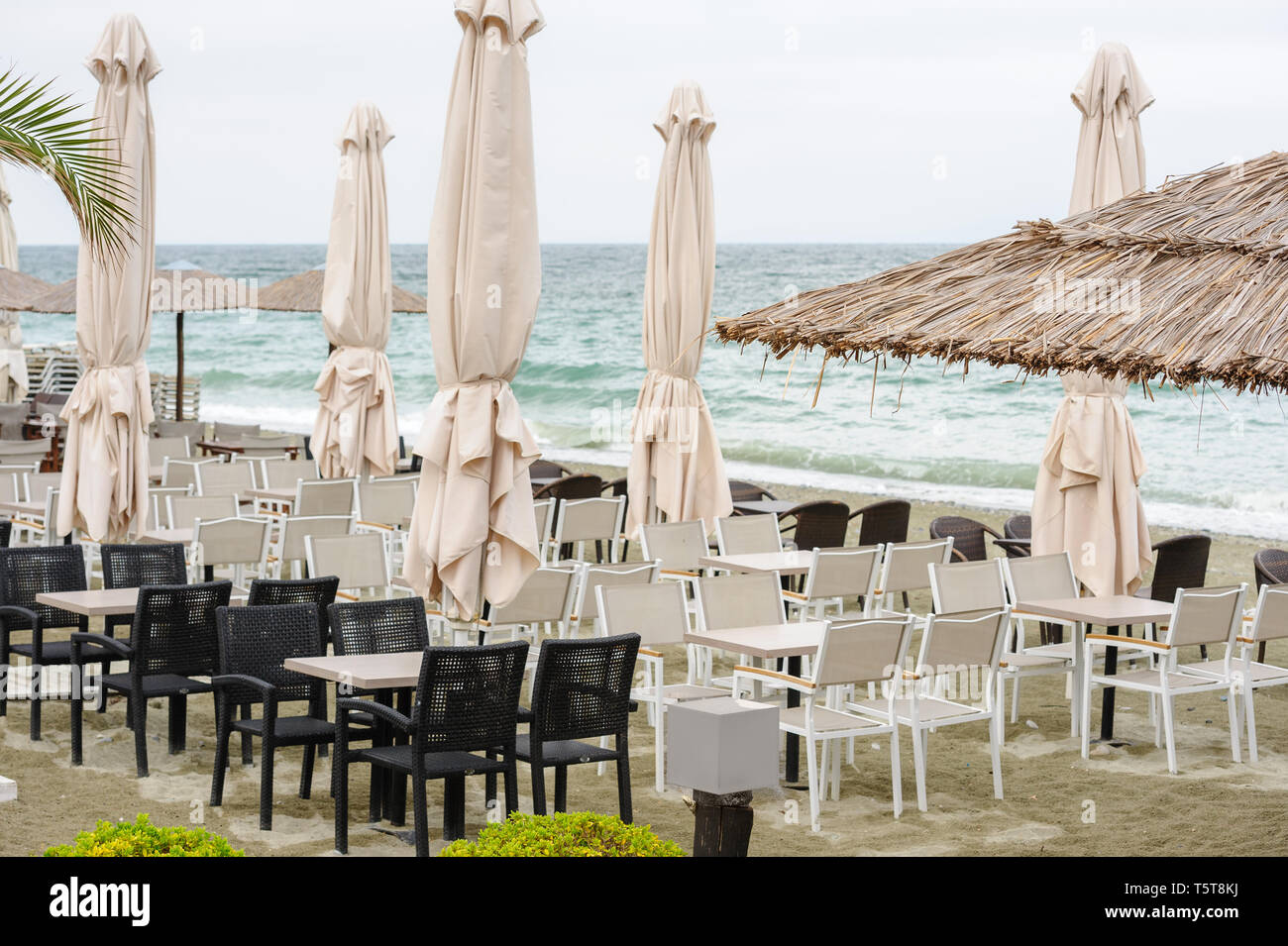 Spiaggia vuota outdoor cafe in Leptokaria, Macedonia, Grecia Foto Stock