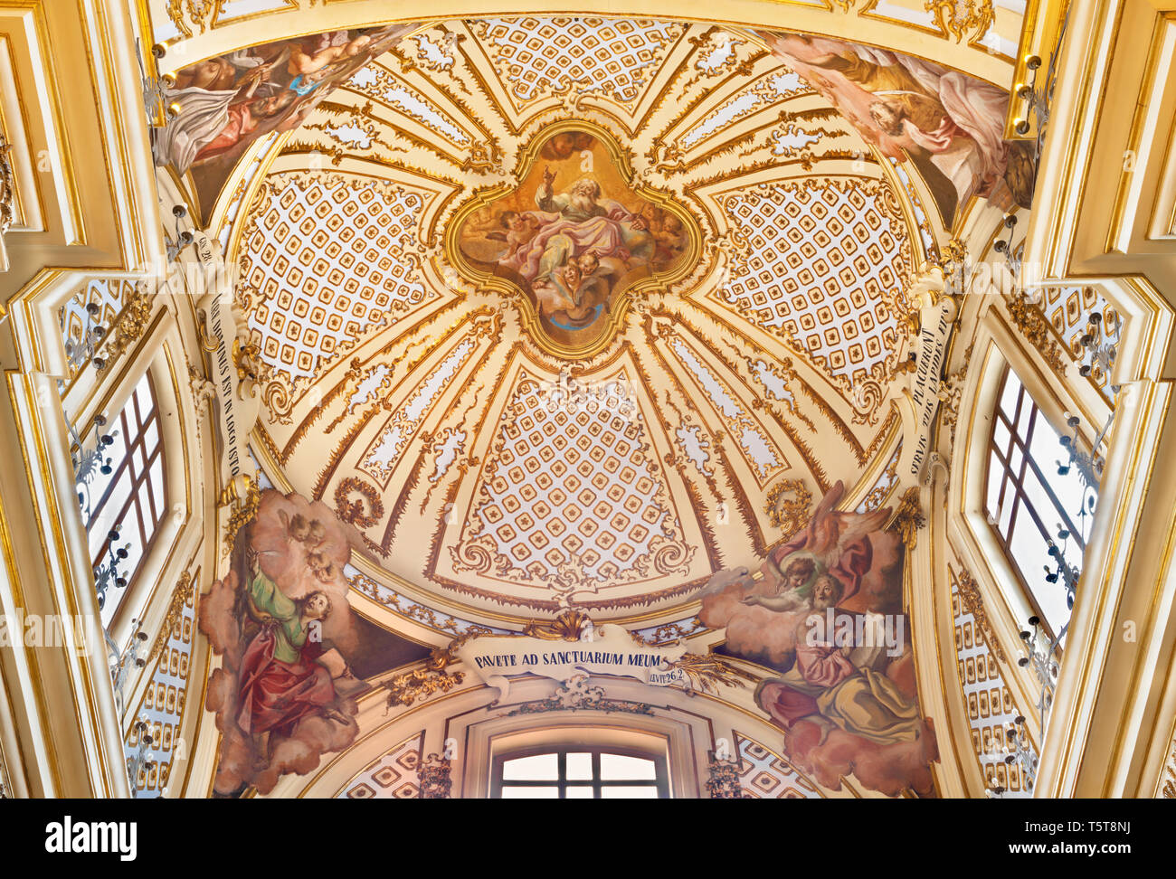 CATANIA, Italia - Aprile 7, 2018: il soffitto dipinto di Dio Padre nella chiesa barocca Chiesa di San Placido da G. B. Piparo (18. cen.) Foto Stock