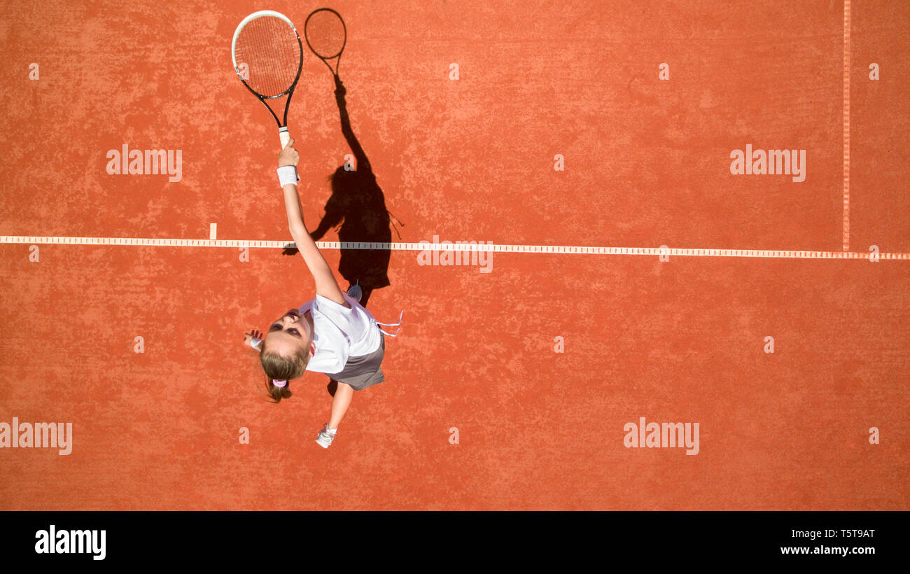 Vista dall'alto di giovani sportive in Salto con la racchetta sul campo da tennis Foto Stock
