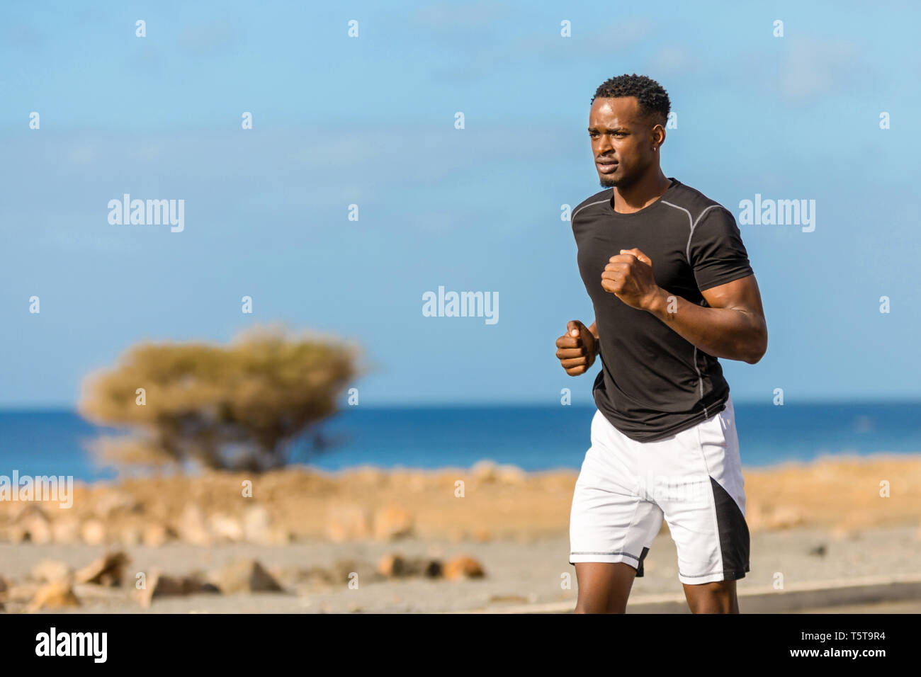 Il nero americano africano giovane uomo in esecuzione per esterno Foto Stock