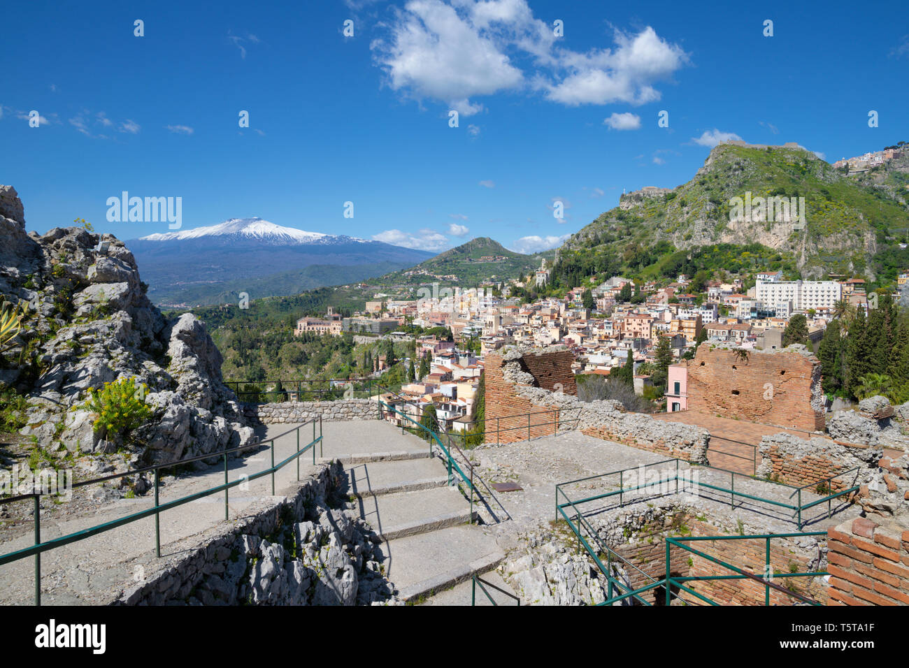 Taormina - Il Teatro Greco con il Mt. Il vulcano Etna e la città. Foto Stock