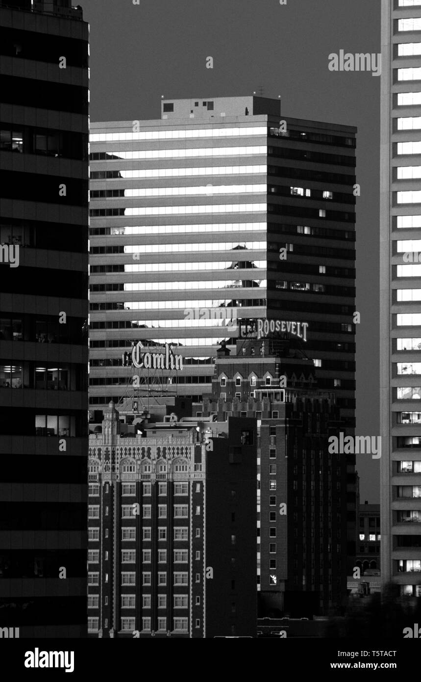 Immagine retrò del centro cittadino di Seattle con gli storici edifici dell'hotel all'alba in bianco e nero. Foto Stock