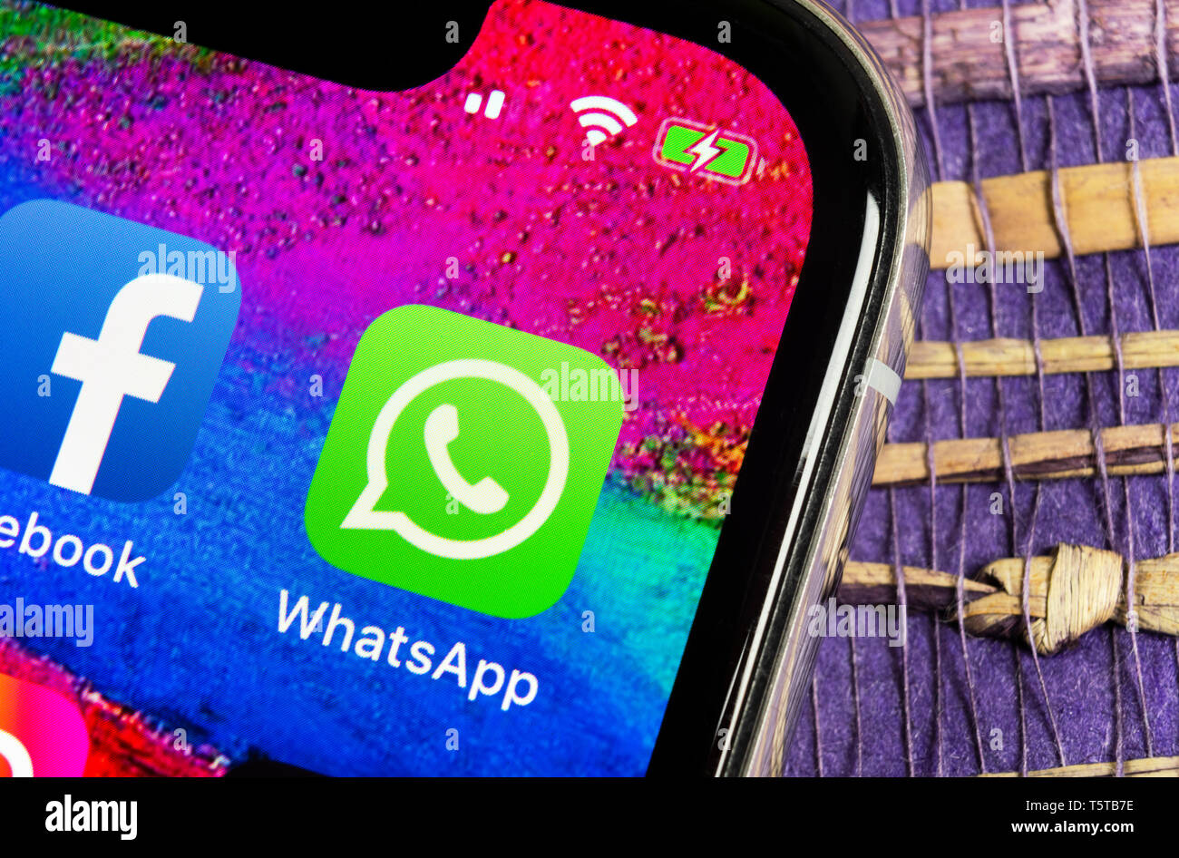 A Helsinki, Finlandia, febbraio 17, 2019: Whatsapp messenger icona applicazione su Apple iPhone X lo schermo dello smartphone di close-up. Whatsapp messenger icona app. S Foto Stock