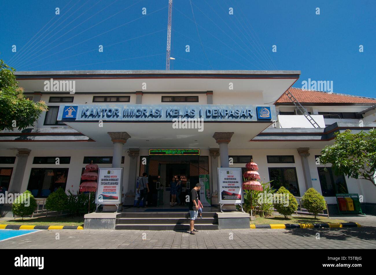 Denpasar, Bali, Indonesia - 24 Aprile 2019 : immagine dell'esterno dell'edificio dell'ufficio immigrazione (Imigrasi Kantor) a Denpasar, Bali - Indones Foto Stock