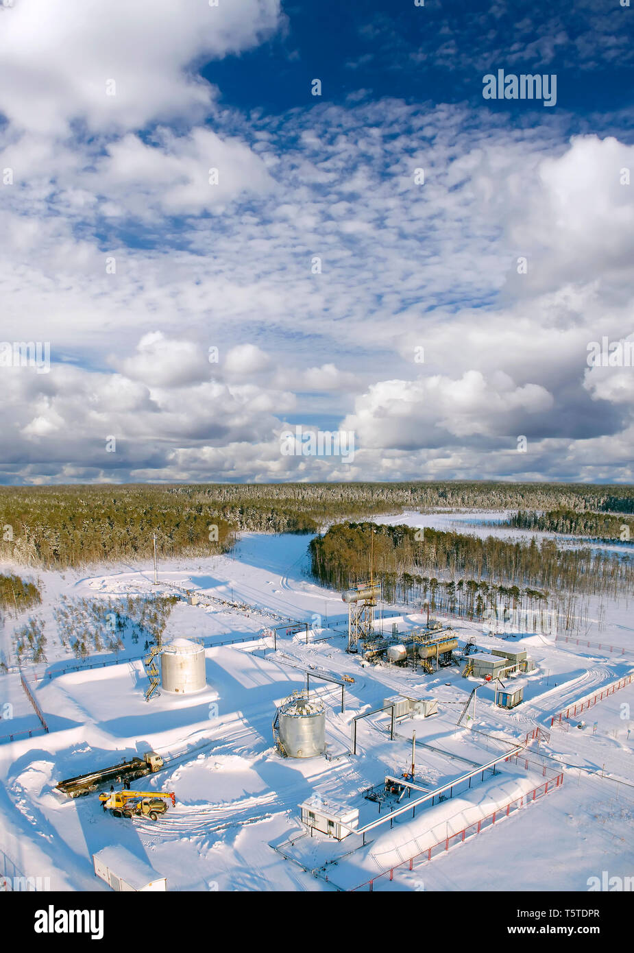La costruzione industriale. Industria petrolifera. Montaggio delle tubazioni in wild taiga siberiana. Trasferimento gas station. Foto Stock