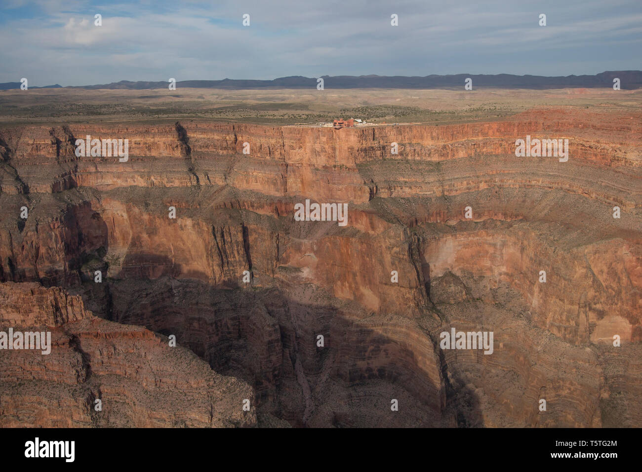 Antenna della West Rim del Grand Canyon con il famoso Skywalk Ponte a Eagle Point nella nazione Hualapai. Foto Stock