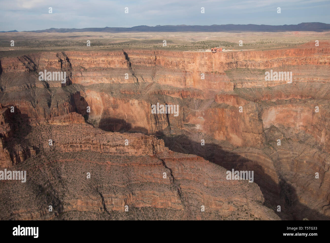 Antenna della West Rim del Grand Canyon con il famoso Skywalk Ponte a Eagle Point nella nazione Hualapai. Foto Stock