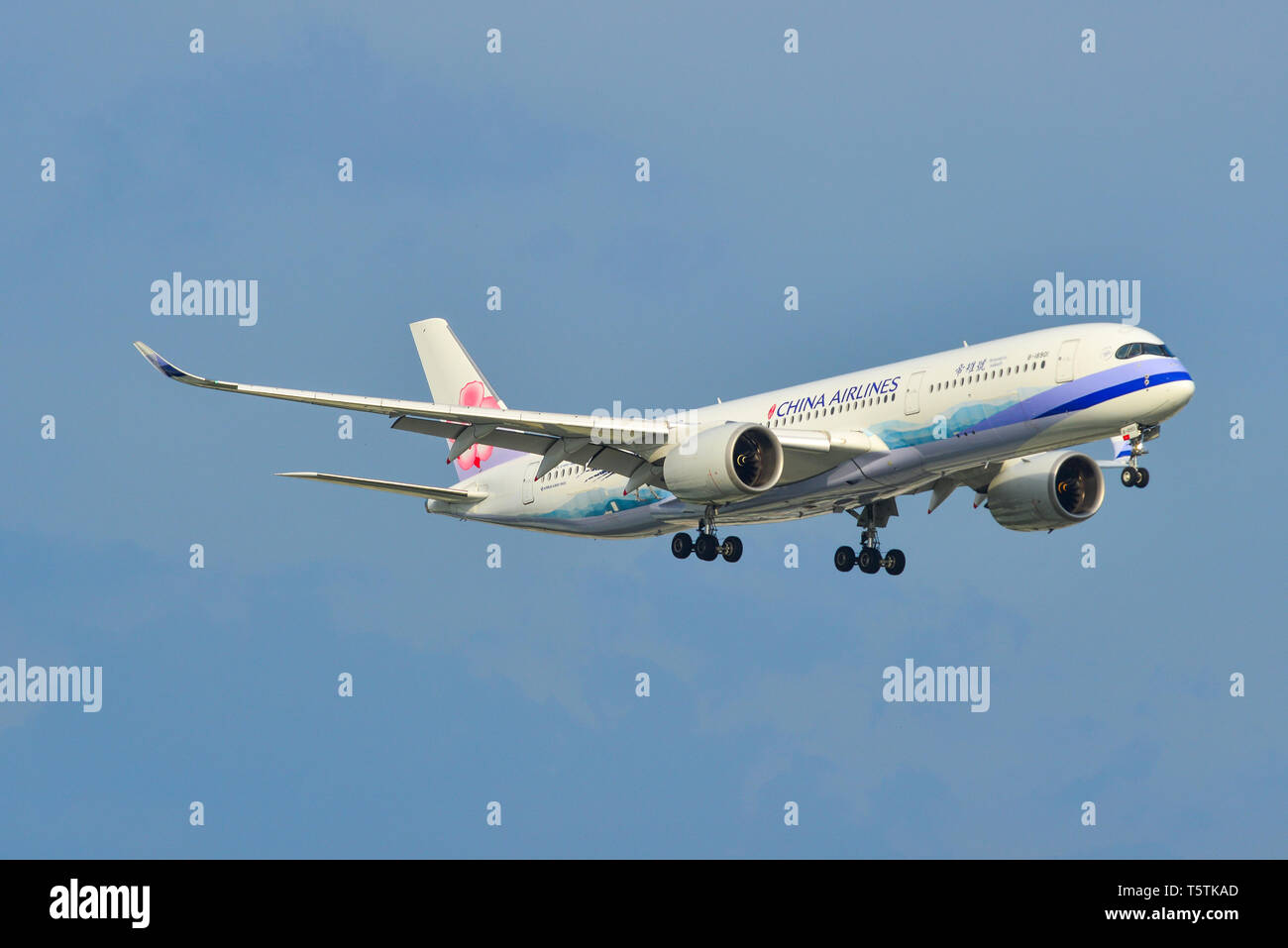 A Saigon, Vietnam - Apr 23, 2019. Un Airbus A350-900 aereo della China Airlines (B-18901 Fagiano mikado livrea) atterraggio all'Aeroporto Tan Son Nhat (SGN). Foto Stock