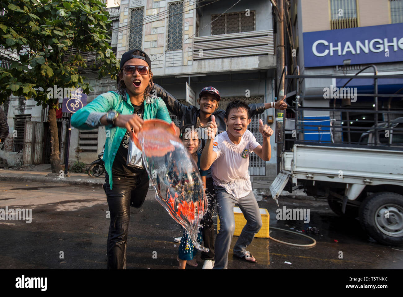 Gettare acqua nel Thingyan birmano Anno Nuovo Festival a Mandalay, Myanmar. Foto Stock