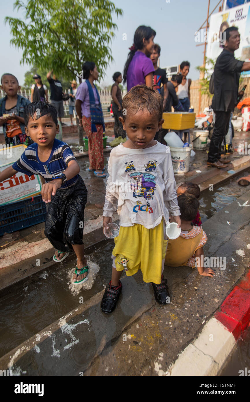 I bambini di bagnare durante i birmani Thingyan Anno Nuovo Festival a Mandalay, Myanmar. Foto Stock