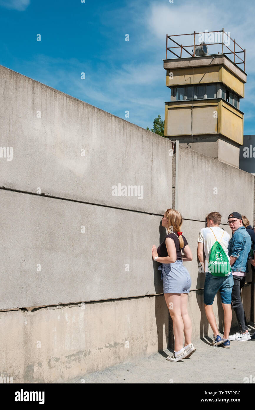 Berlino, Germania - Aprile, 2019: gruppo di studenti visitando il Memoriale del Muro di Berlino vicino Nordbahnhof Foto Stock