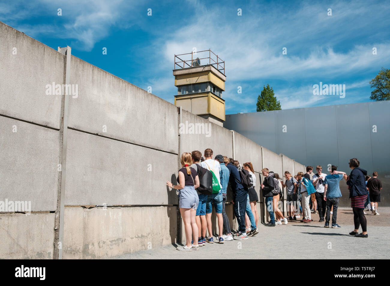 Berlino, Germania - Aprile, 2019: gruppo di studenti visitando il Memoriale del Muro di Berlino vicino Nordbahnhof Foto Stock