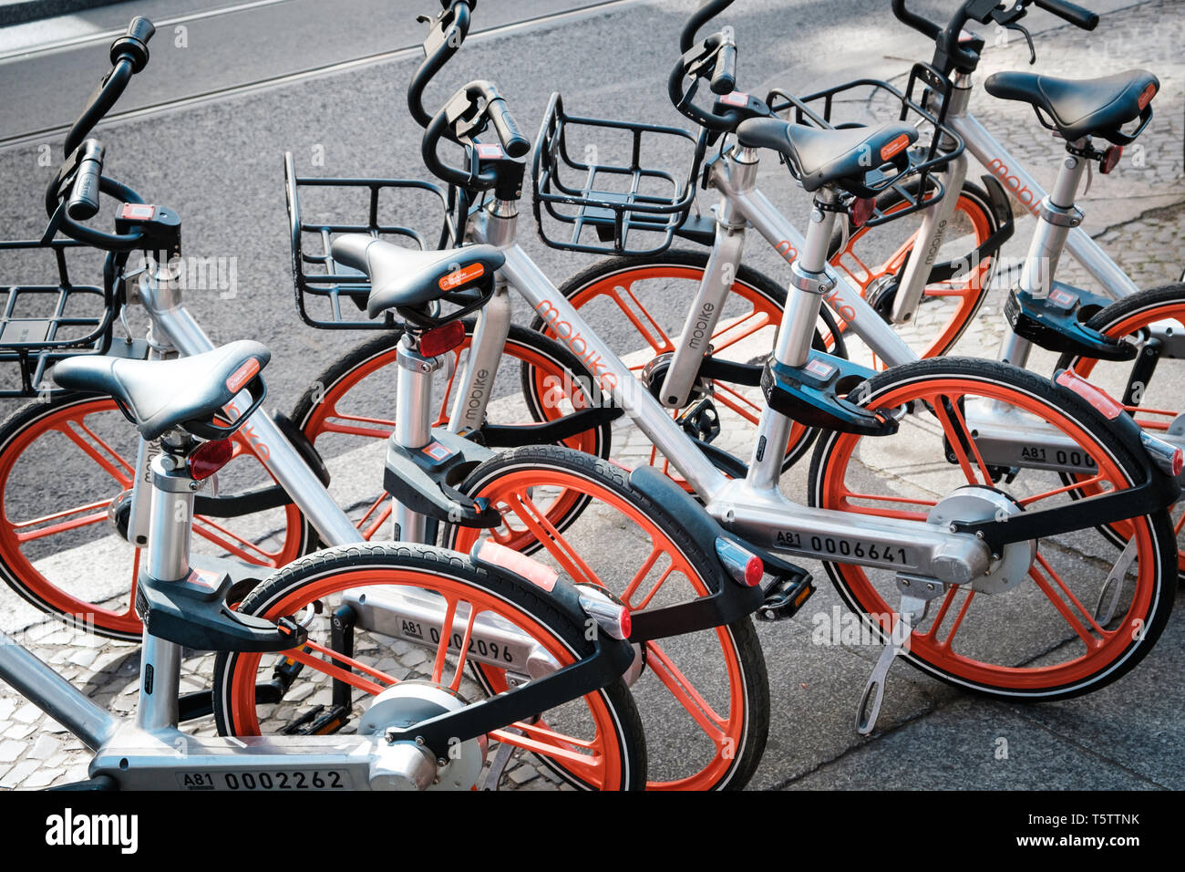 Berlino, Germania - Aprile, 2019: Mobike biciclette a noleggio. Mobike è una bicicletta sistema di condivisione con sede a Pechino, Cina Foto Stock