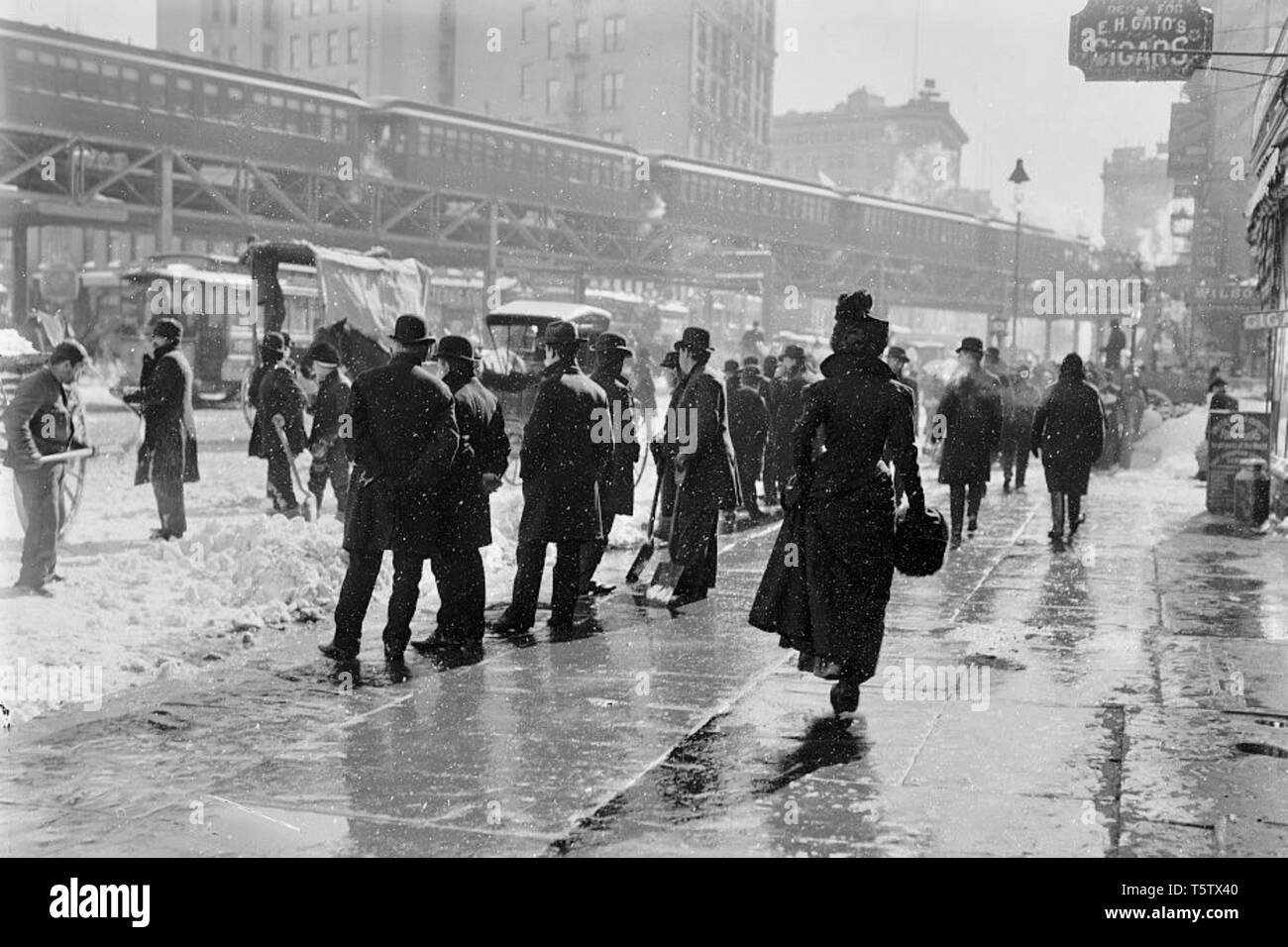 Per le strade durante una bufera di neve, New York 1899. Foto Stock