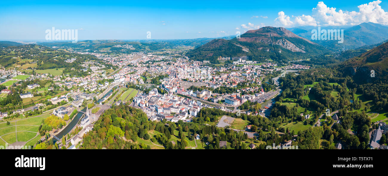 Antenna di Lourdes vista panoramica. Lourdes è una piccola città mercato che giace ai piedi dei Pirenei. Foto Stock