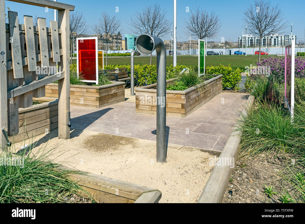 Slessor giardini con giardino sensoriale davanti al porto vicino a V&un edificio a Dundee Scozia UK Foto Stock