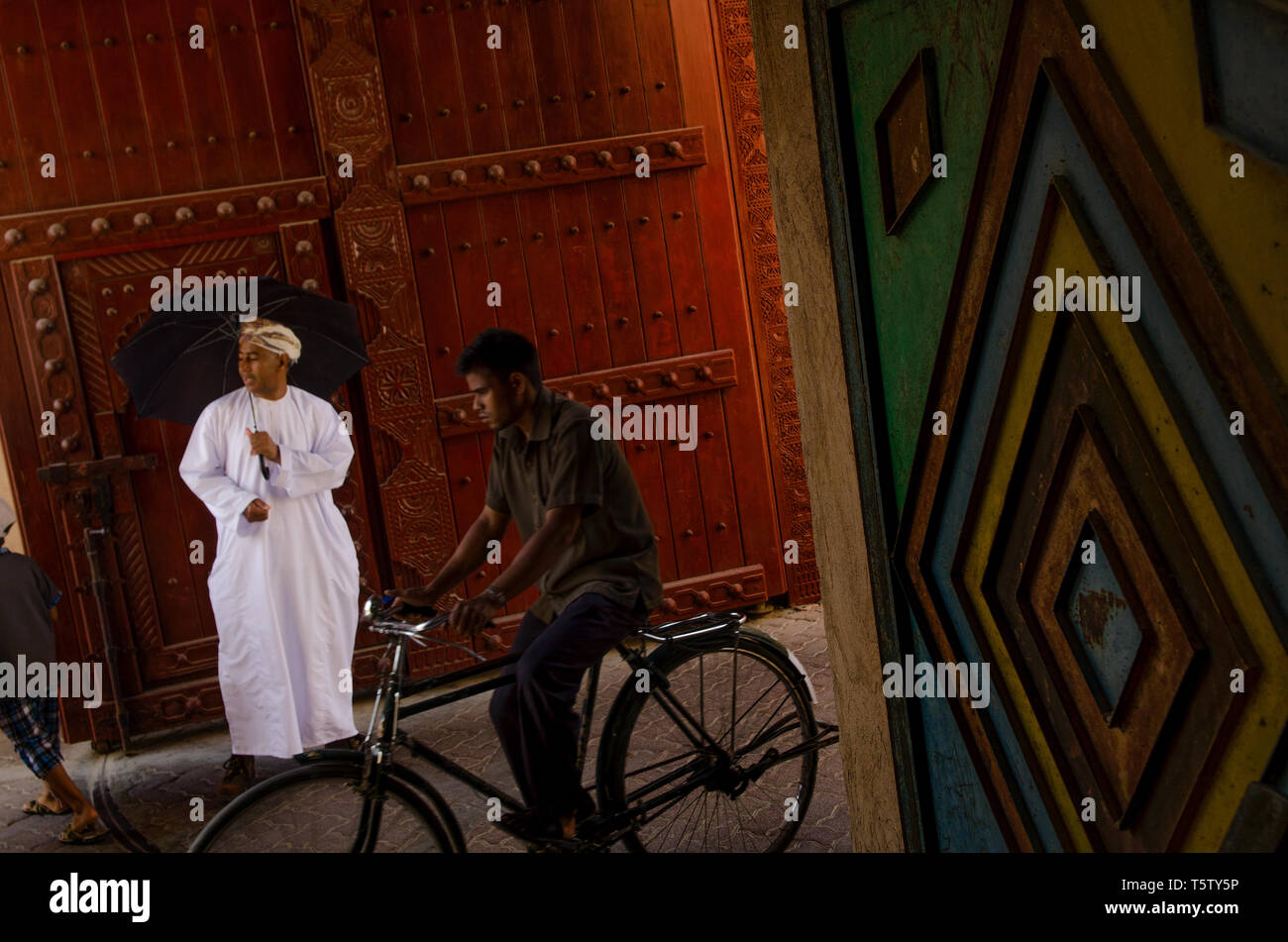Omani uomini che indossano tradizionali abiti arabi nel Souk di Nizwa, Oman Foto Stock
