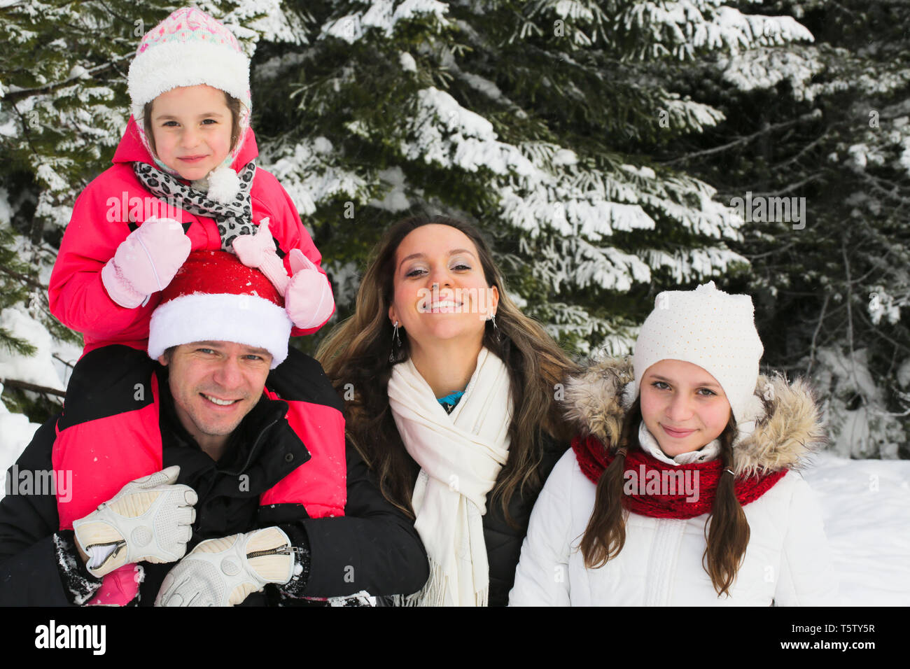 La famiglia felice avendo divertimento sulla neve, Carte di Natale Foto Stock