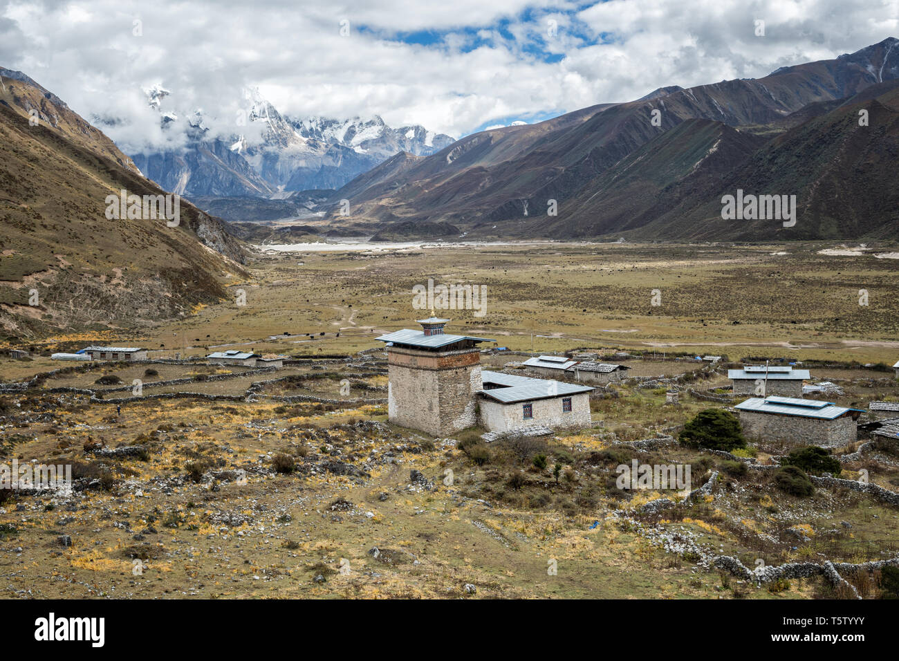 Dzong e Chozo valley, Lunana Gewog, Gasa distretto, Snowman Trek, Bhutan Foto Stock