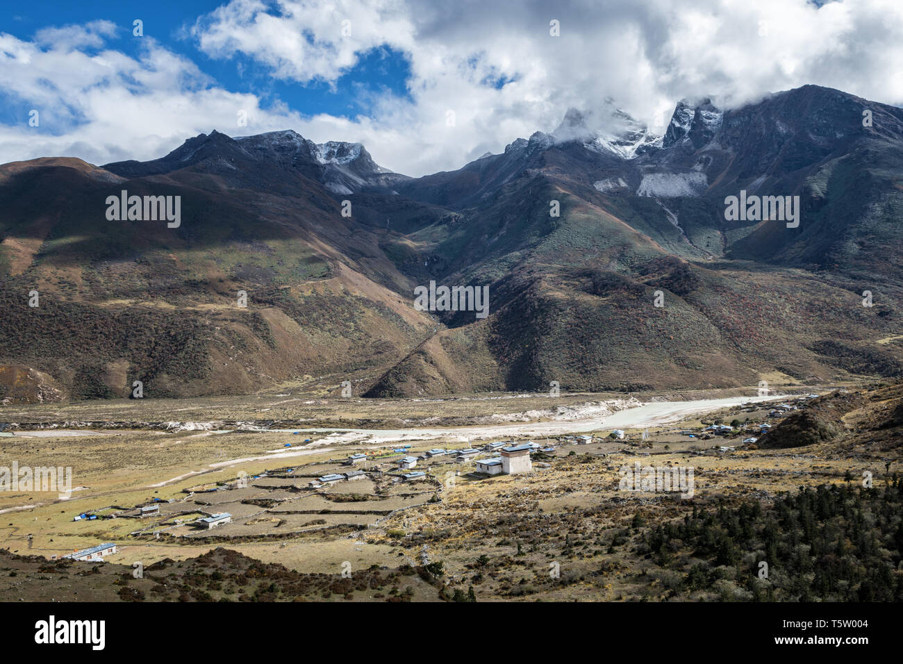 Le montagne di fronte al villaggio di Chozo, Lunana Gewog, Gasa distretto, Snowman Trek, Bhutan Foto Stock