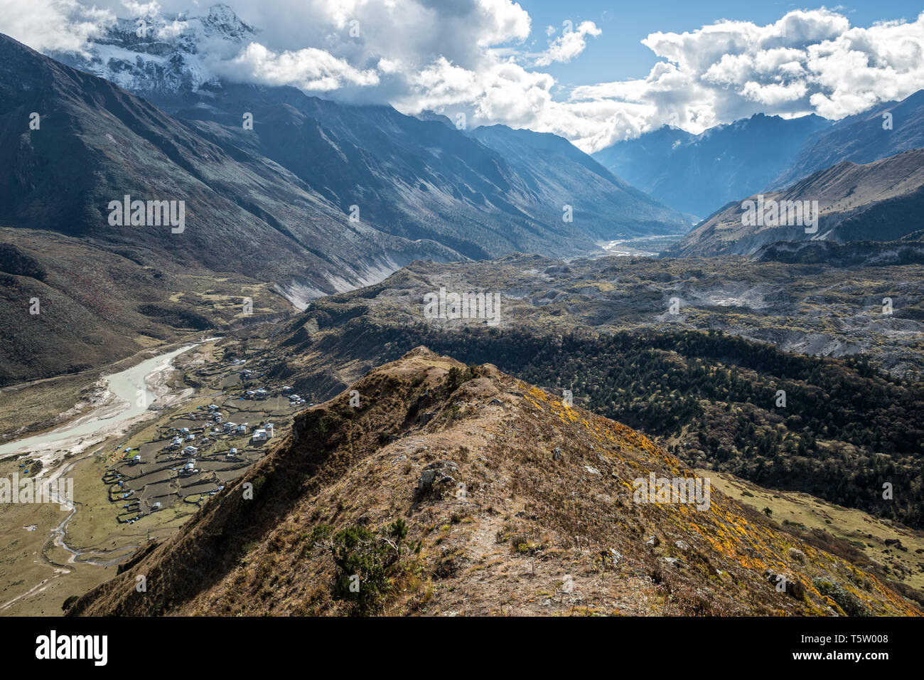 Il villaggio di Chozo nel cuore di Lunana, Gasa distretto, Snowman Trek, Bhutan Foto Stock