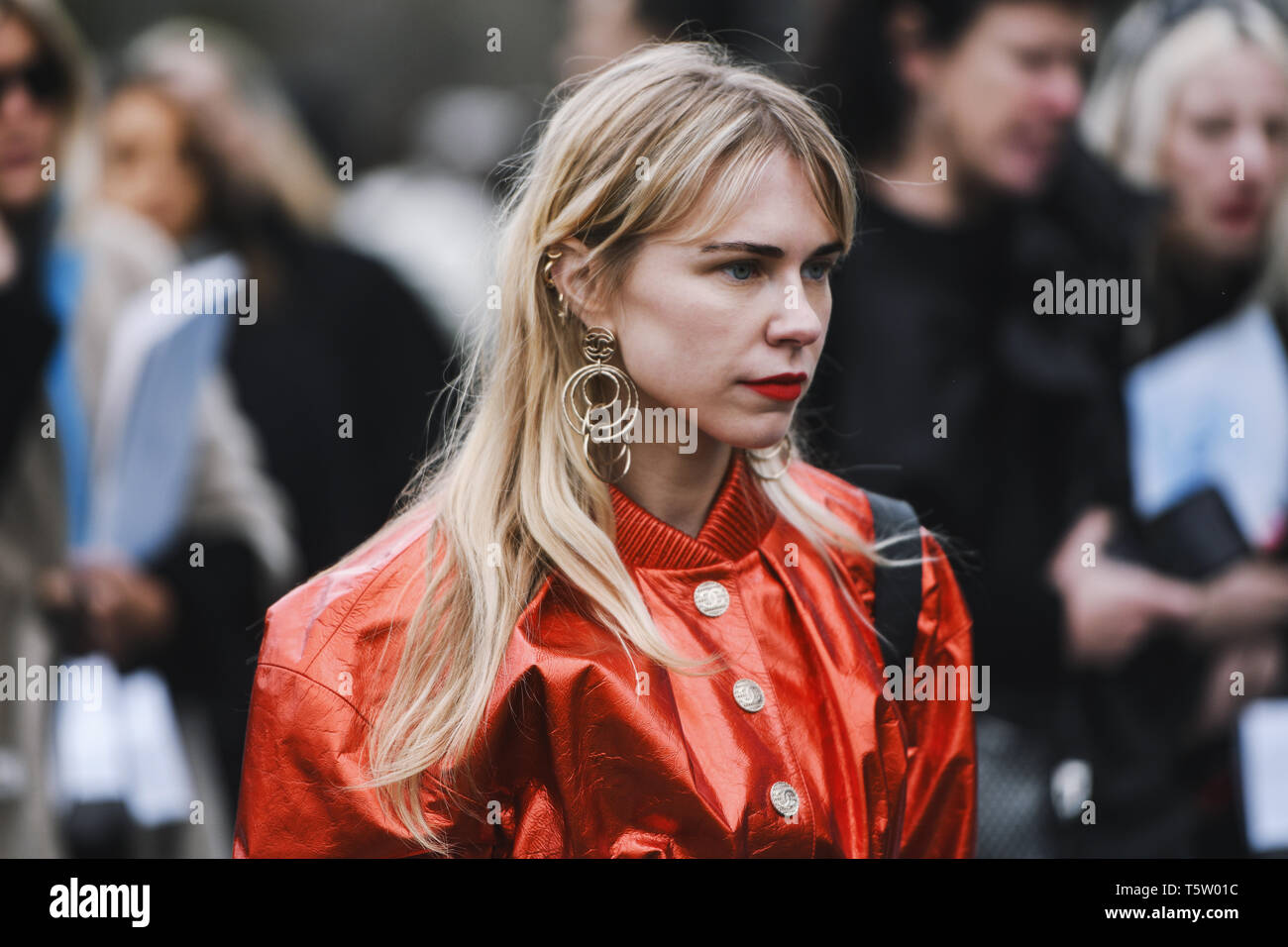 Parigi, Francia - 05 Marzo 2019: Street style abito - Courtney TropModel dopo una sfilata di moda durante la settimana della moda di Parigi - PFWFW19 Foto Stock