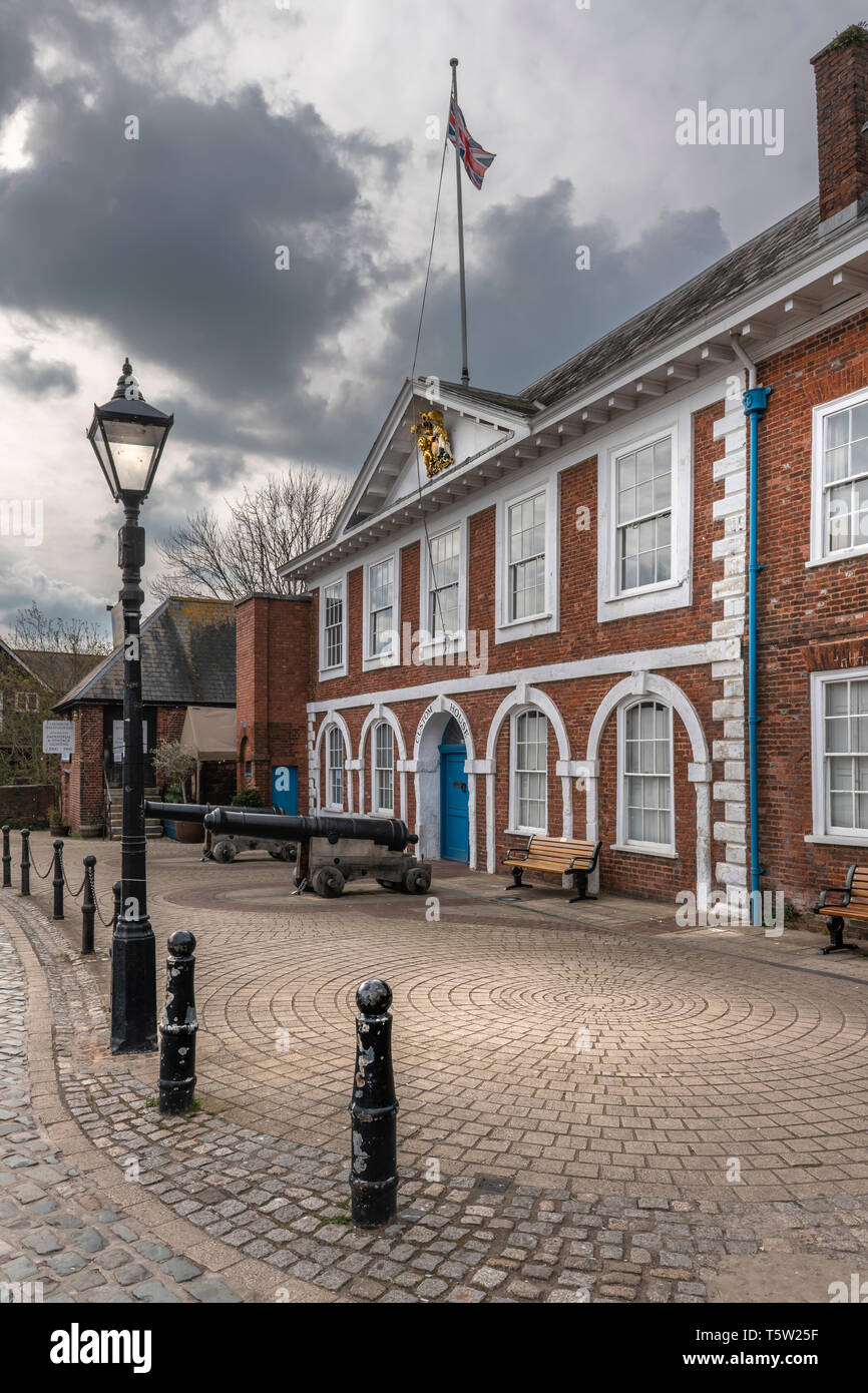 Il Landmark Custom House Edificio sulla storica Exeter Quay. Il Custom House è un grado che ho elencato la costruzione e fu costruita all'altezza di Exeter la lana Foto Stock