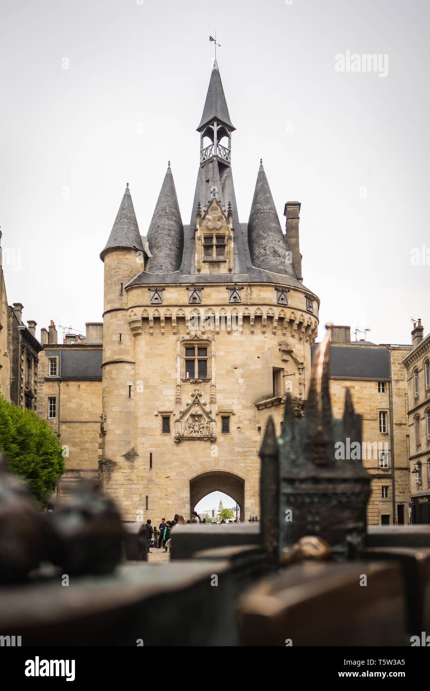 Modello di porta Cailhau davanti alla porta Cailhau a Bordeaux Foto Stock