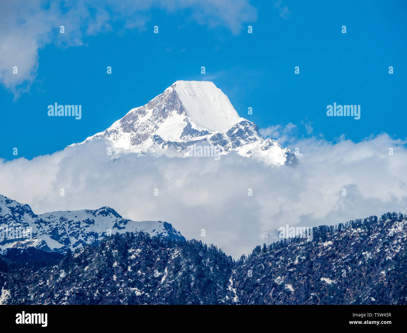 Il magnifico razor-refilato zeppa di Nanda Kot (6861m) nell'Himalaya occidentale di Uttarakhand India del Nord Foto Stock