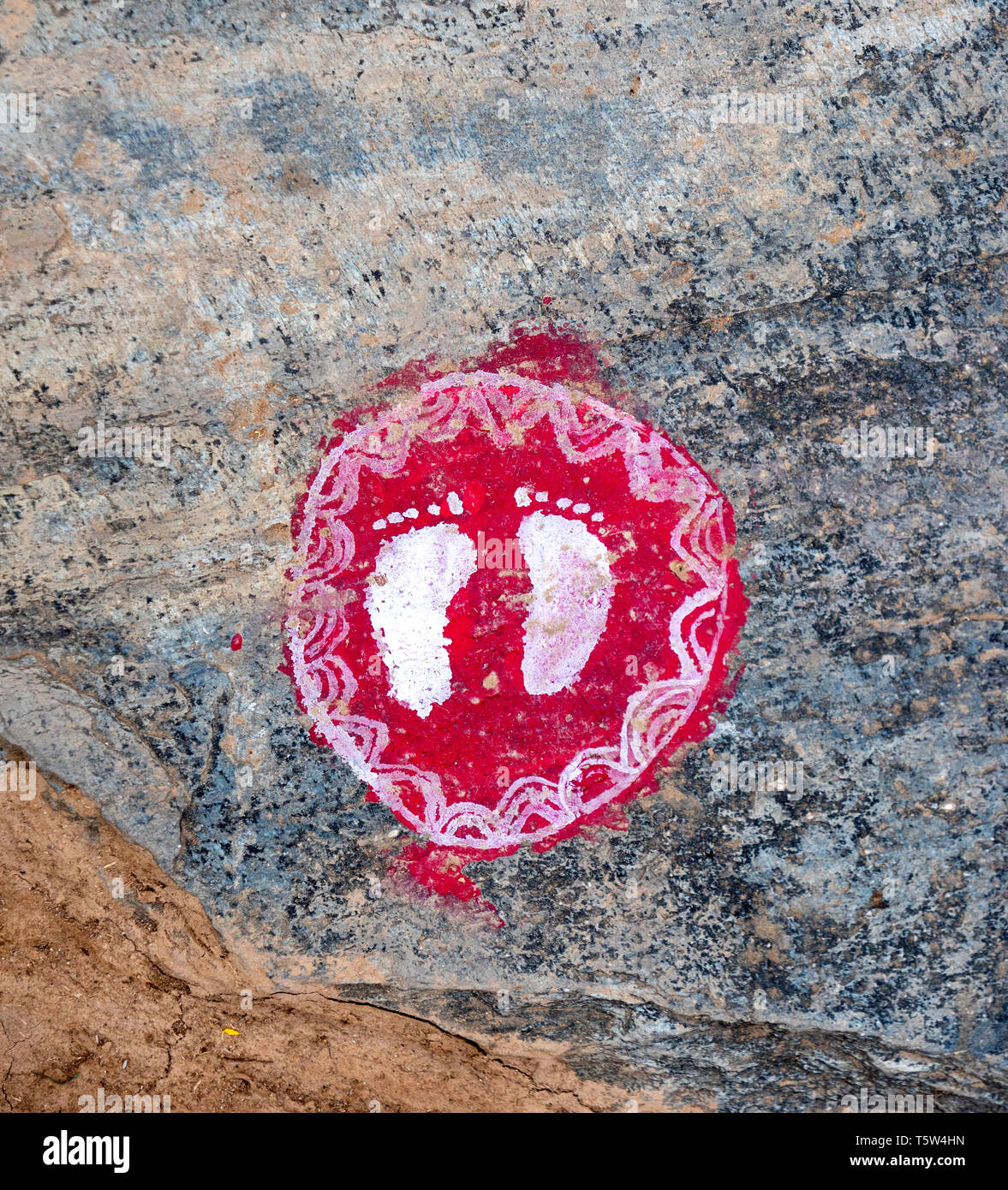 ' Orme della dea Lakshmi ' in bianco su un rosso roundel portando la ricchezza e la buona fortuna per la casa nel villaggio Supi in Uttarakhand Himalaya Foto Stock