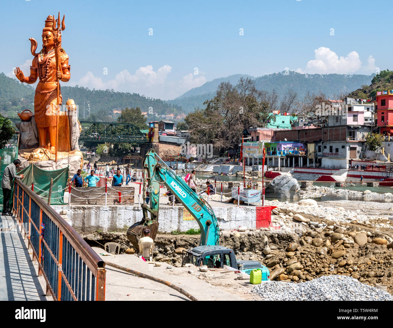 Lavori di costruzione attorno all'enorme statua del signore Shiva o Mahadeva il dio indù al tempio Bagnath Bageshwar in India del Nord Foto Stock