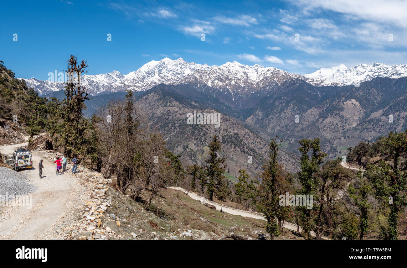 I viaggiatori ammirando il panorama delle alte vette himalayane da Trishul a Nanda Kot da passare nella valle di Pindaro Uttarakhand India del Nord Foto Stock