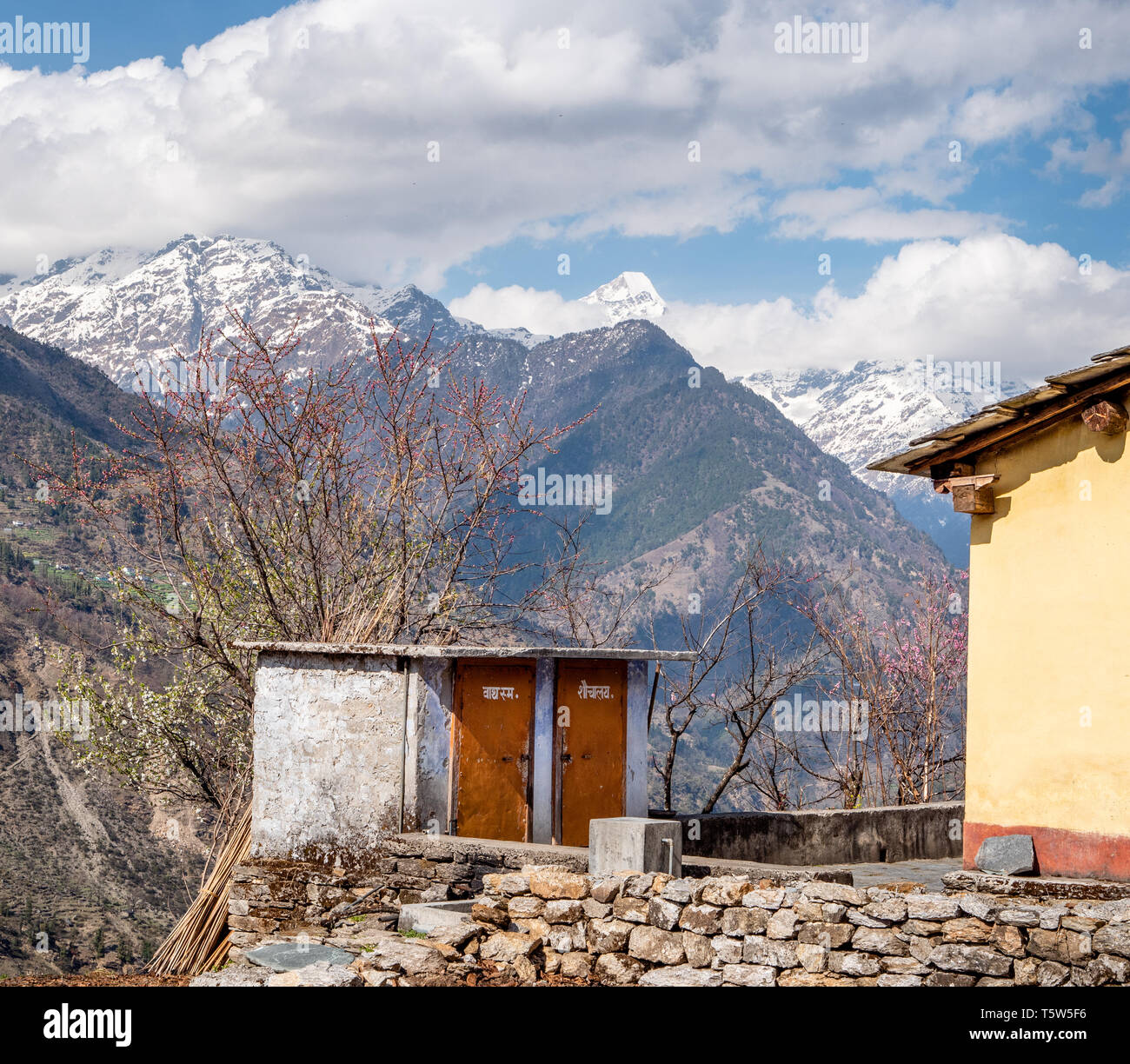 Servizi igienici con una vista - al di fuori di latrine nel villaggio Supi con vedute della alta Himalaya Nanda Kot e il Pindaro della Valle di Uttarakhand India Foto Stock