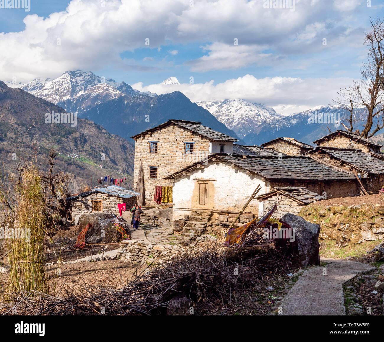 Il villaggio di Dhurr alta sopra la valle di Pindaro nell'Uttarakhand Himalaya dell India del Nord con vedute di Nanda Kot summit Foto Stock