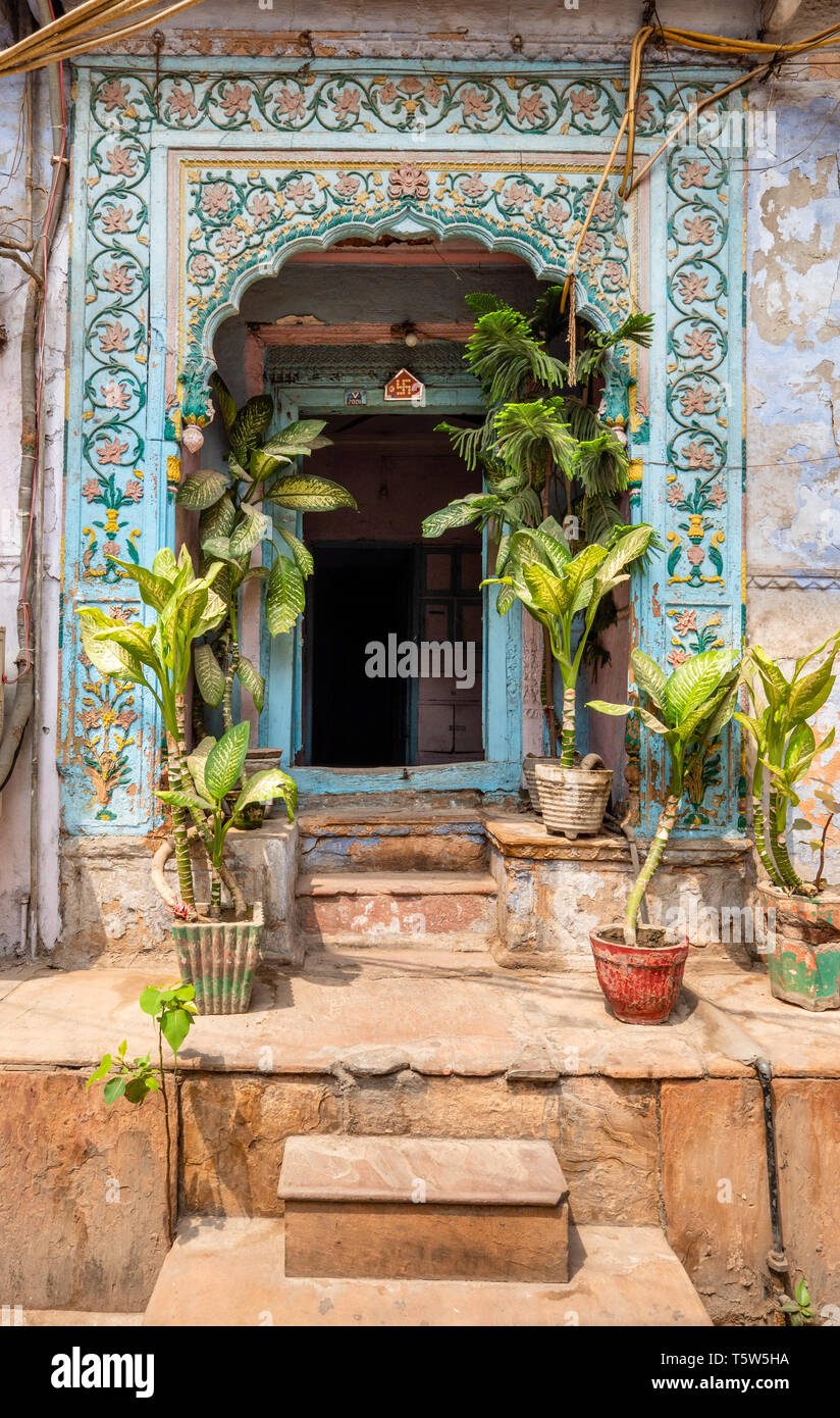 Splendidamente dipinte ingresso dentellato per un negozio nella città vecchia di Delhi India del nord Foto Stock