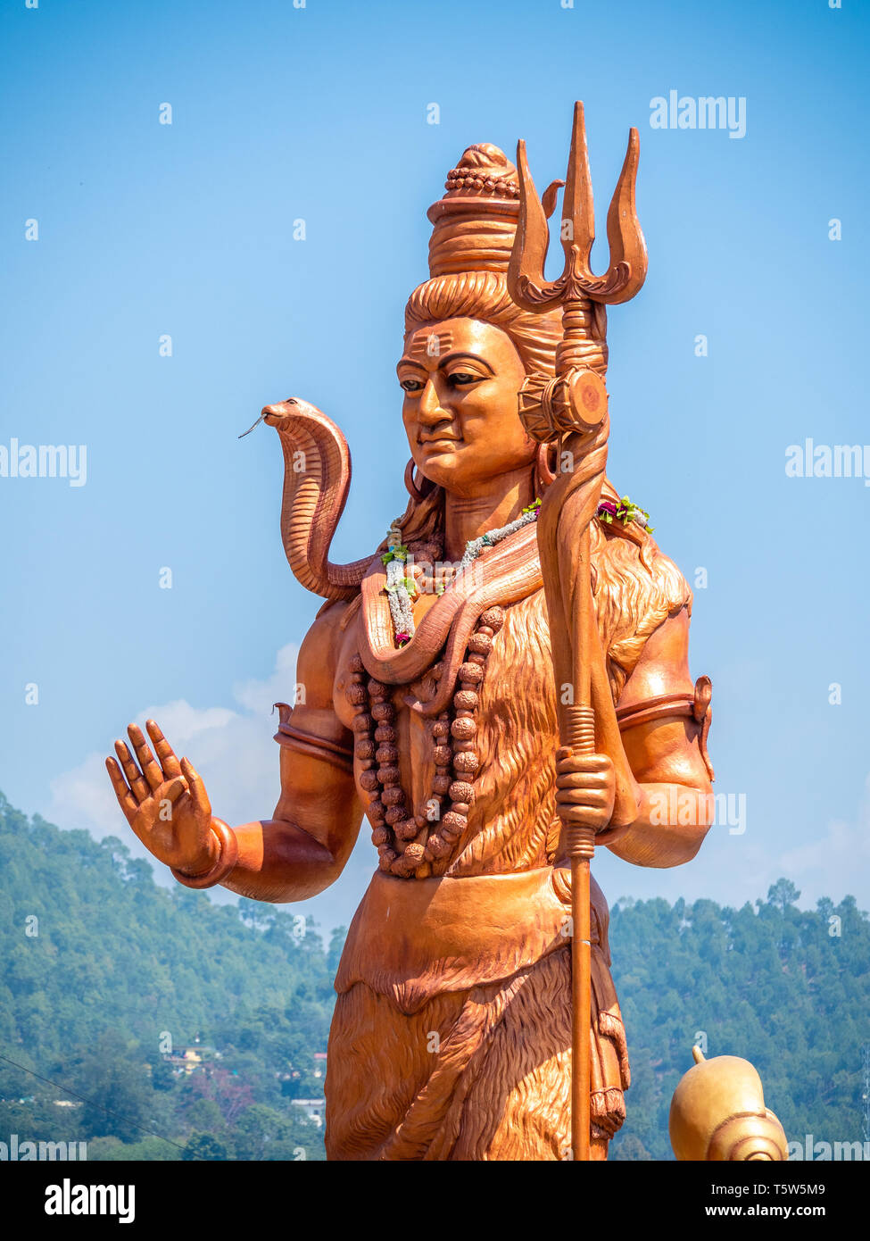 Enorme statua del signore Shiva o Mahadeva il grande dio indù al tempio Bagnath Bageshwar alla confluenza del Saryu e Gomati fiumi in India del Nord Foto Stock