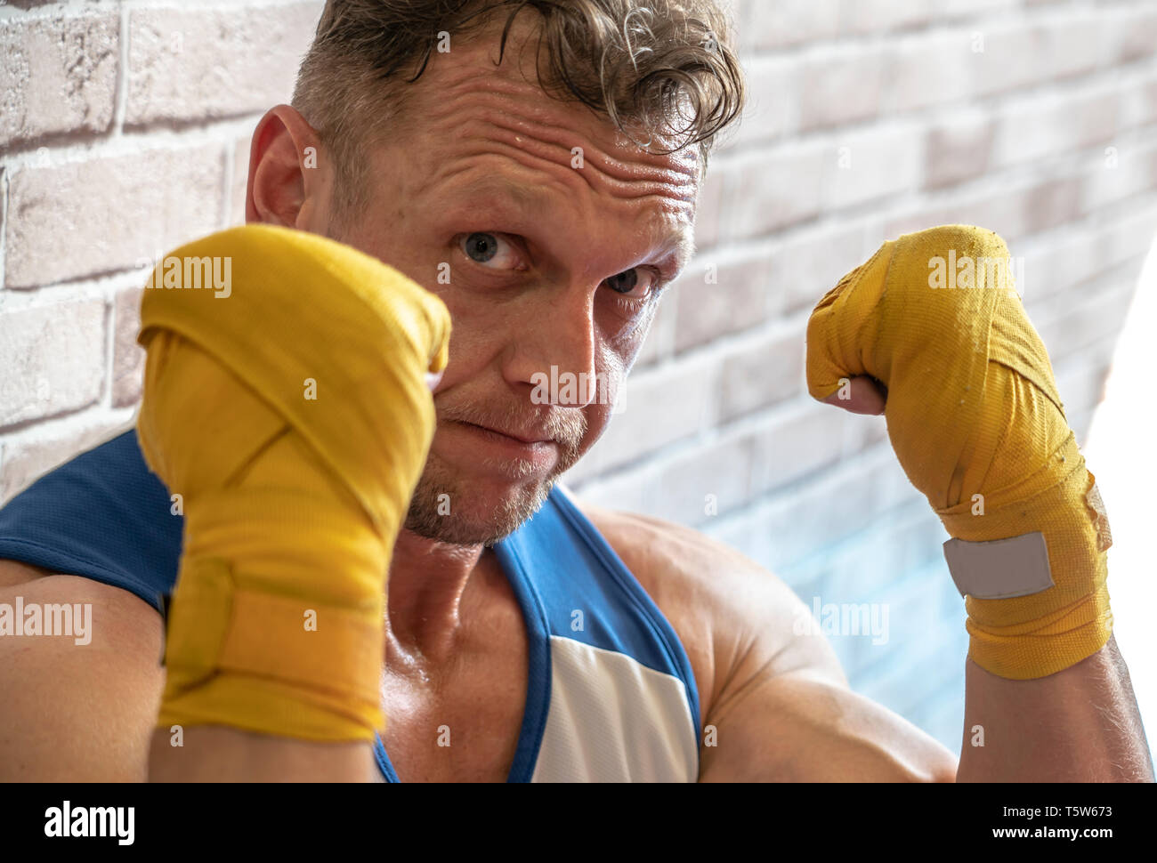 Boxer con pugni bendato mostra i suoi occhi pronti a combattere Foto Stock