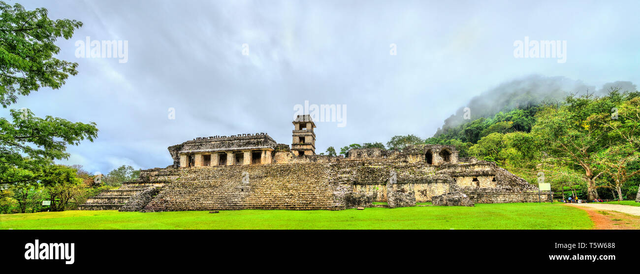 Il palazzo al Maya sito archeologico di Palenque, Messico Foto Stock