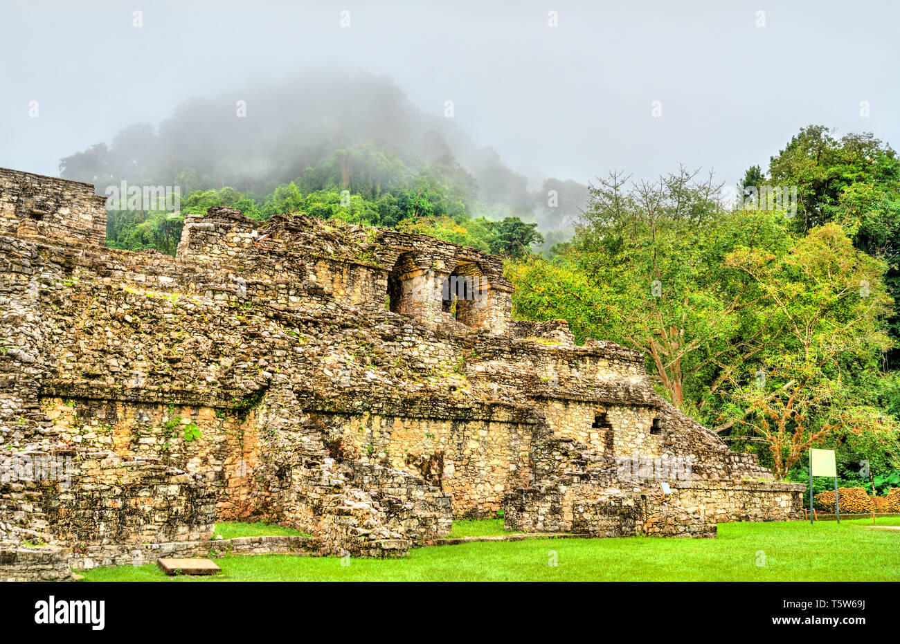 Il palazzo al Maya sito archeologico di Palenque, Messico Foto Stock