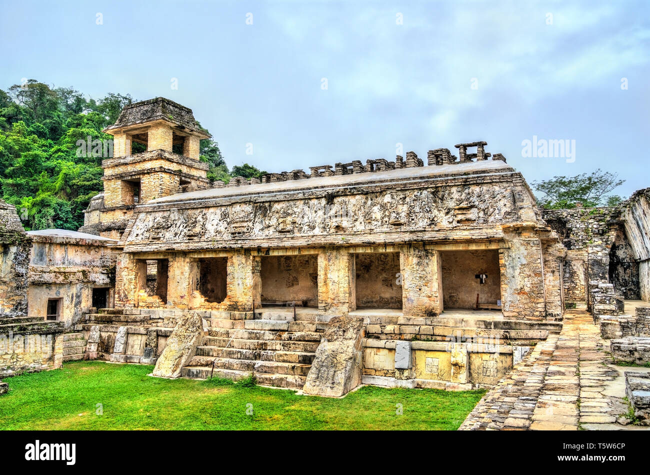 Il palazzo al Maya sito archeologico di Palenque, Messico Foto Stock