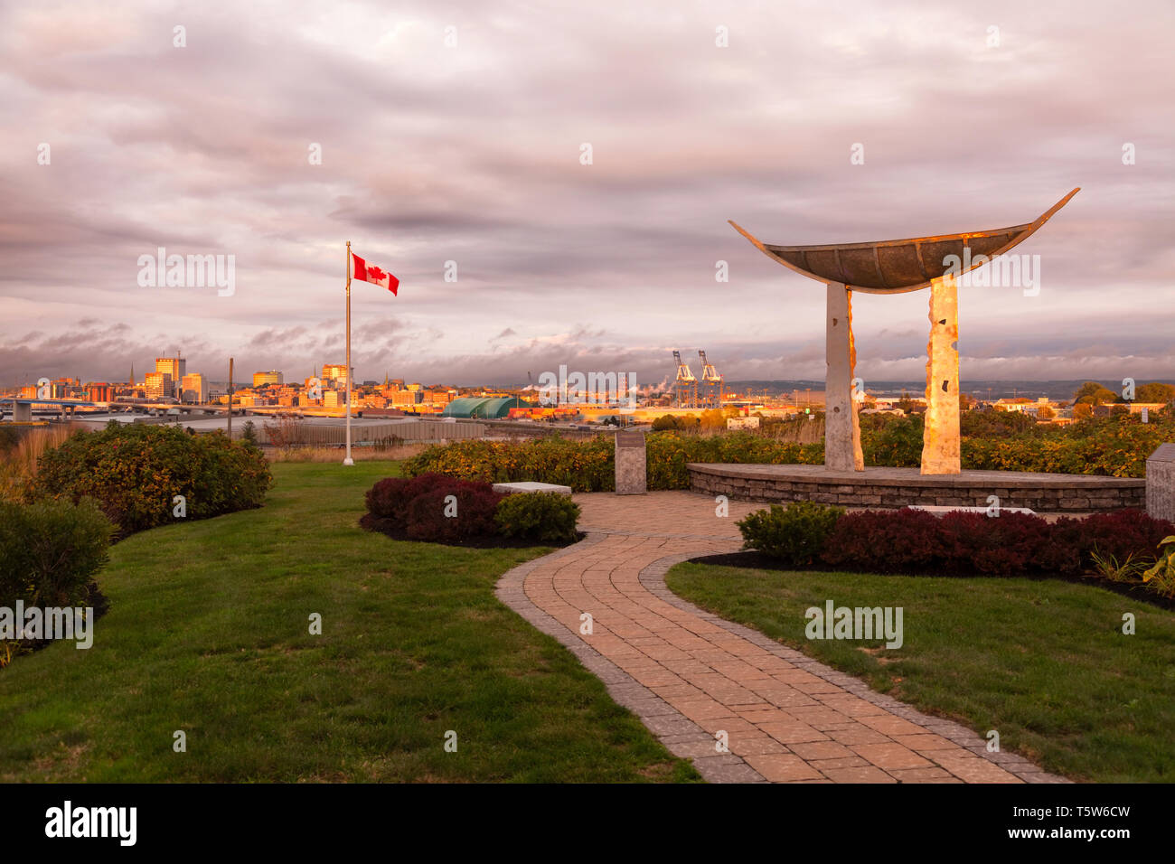Il recipiente di memoria scultura di Pietro Powning con la Saint John skyline a distanza in Saint John, New Brunswick, Canada. Foto Stock