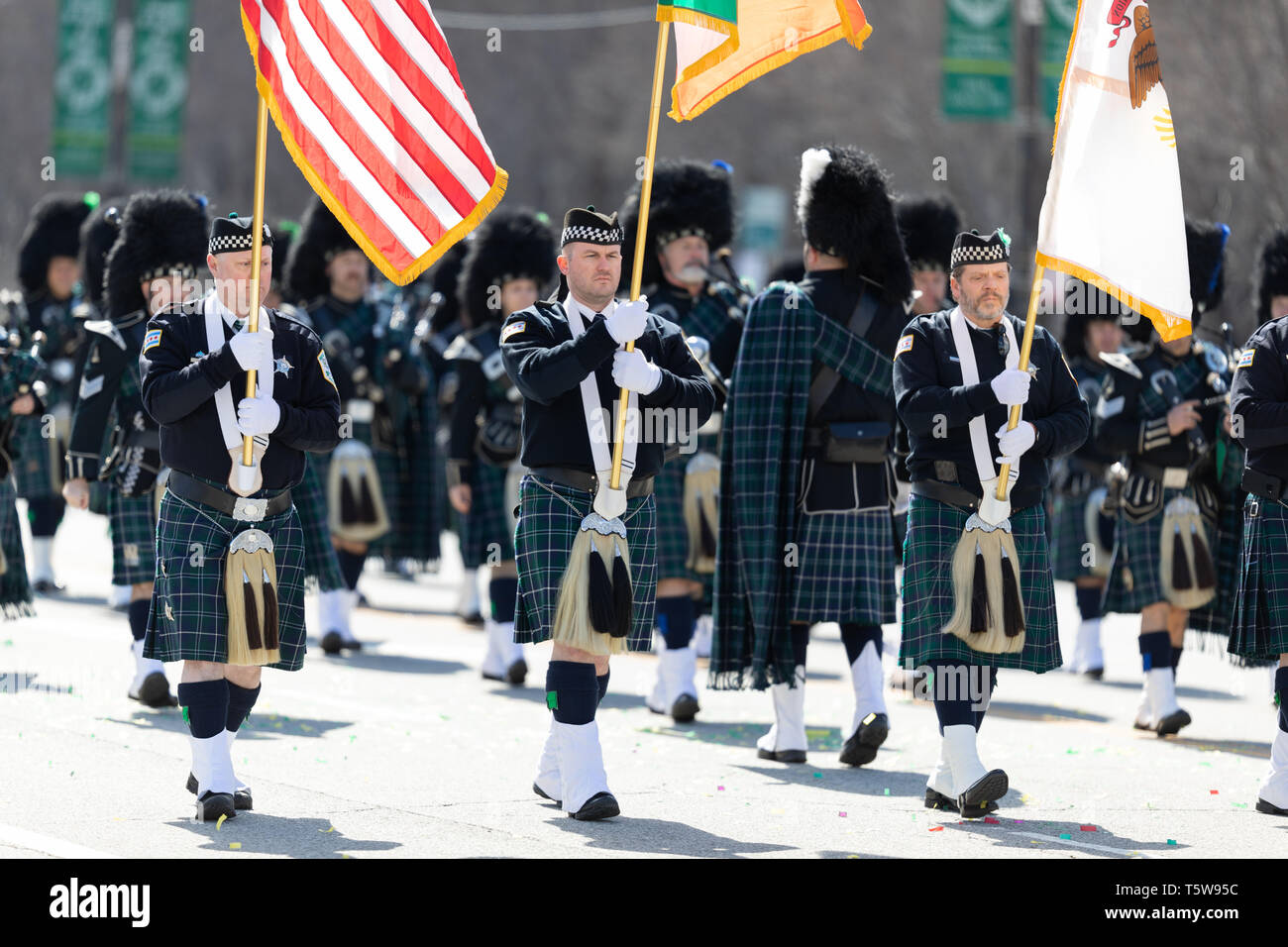 Chicago, Illinois, Stati Uniti d'America - 16 Marzo 2019: La Festa di San Patrizio Parade, cornamuse e tamburi della società Smeraldo Chicago il dipartimento di polizia di eseguire Foto Stock